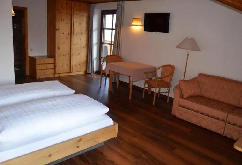 バルコニー付きスタンダードトリプルルーム, Eden Guesthouse