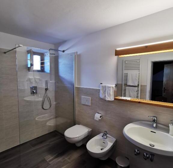 اتاق استاندارد سه تخته با بالکن, Eden Guesthouse