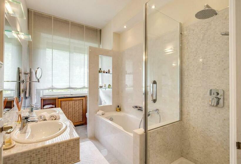 جناح جونيور مطل على الحديقة, La Gaura Guest House