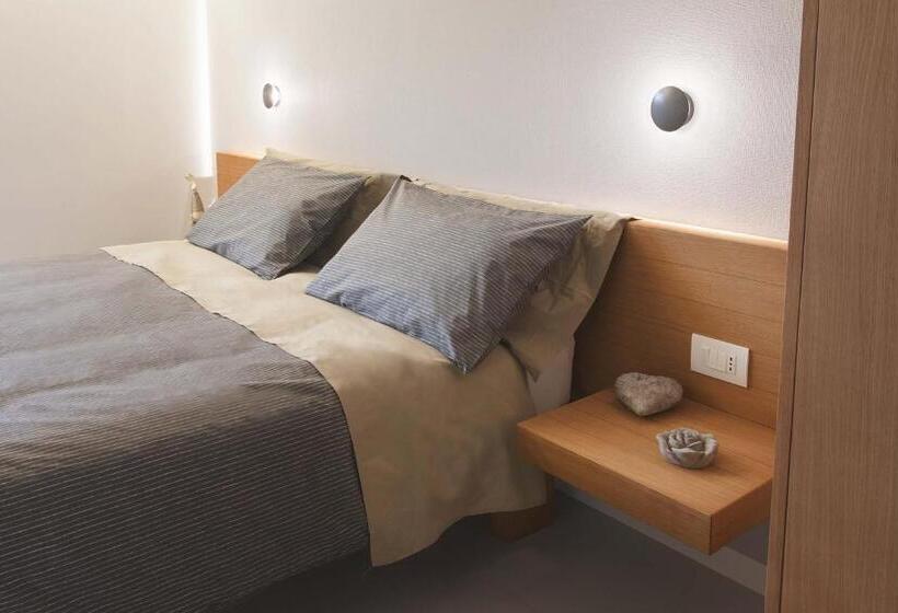 דירת שני חדרים, Sh Home