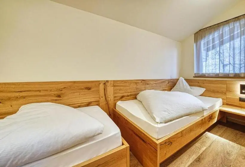 سوییت خانوادگی, Family Hotel Gutenberg