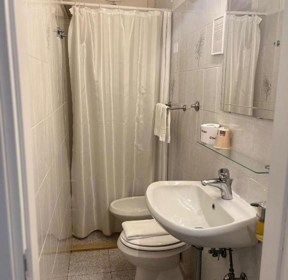 اتاق استاندارد سه نفره, Nice