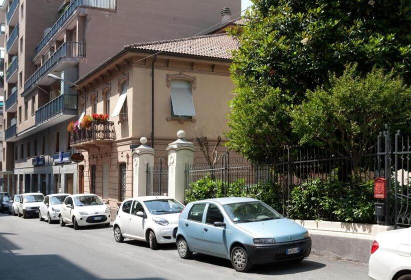 חדר סטנדרט לשלושה עם נוף לגינה, B&b Casa Liberty