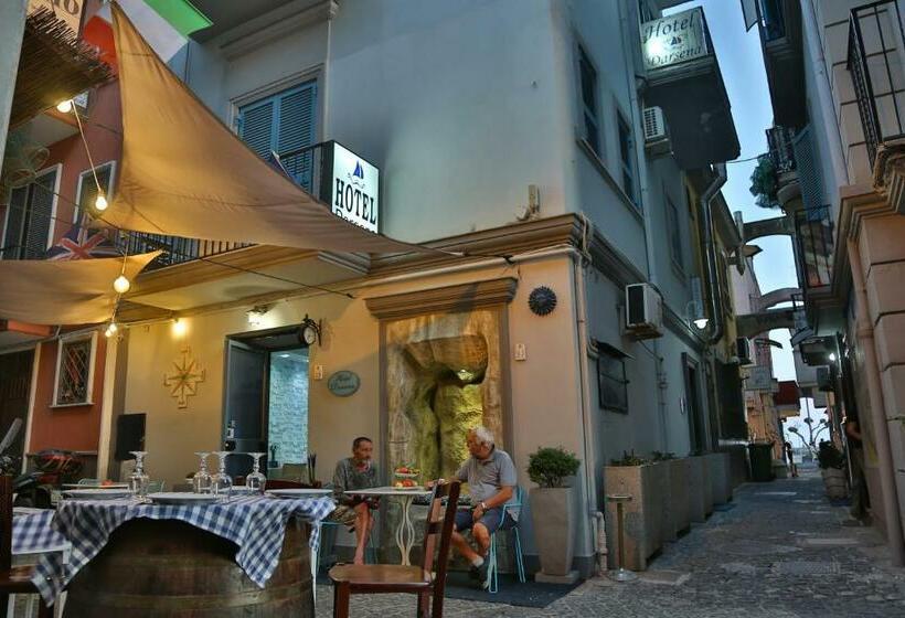 חדר סטנדרט לשלושה עם נוף צדדי לים, Darsena