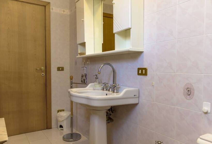 غرفة قياسية, Le Monachette