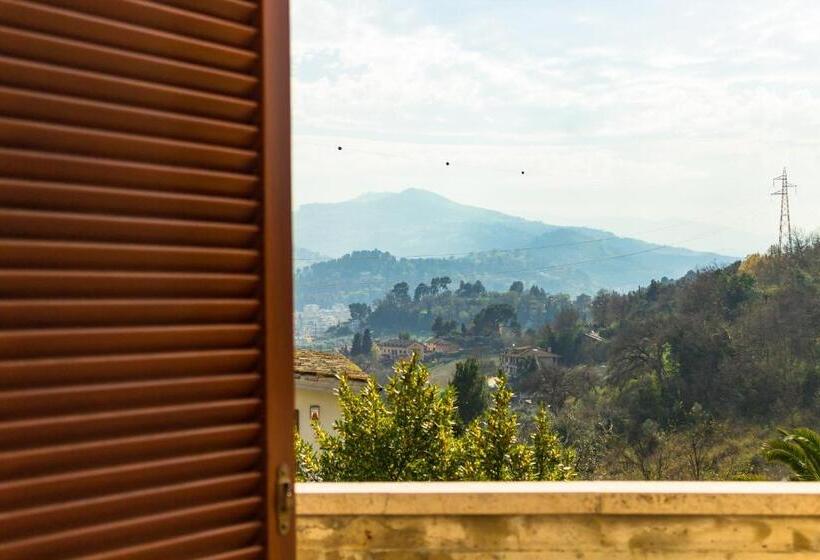 غرفة قياسية مع حمام خارجي, Le Monachette