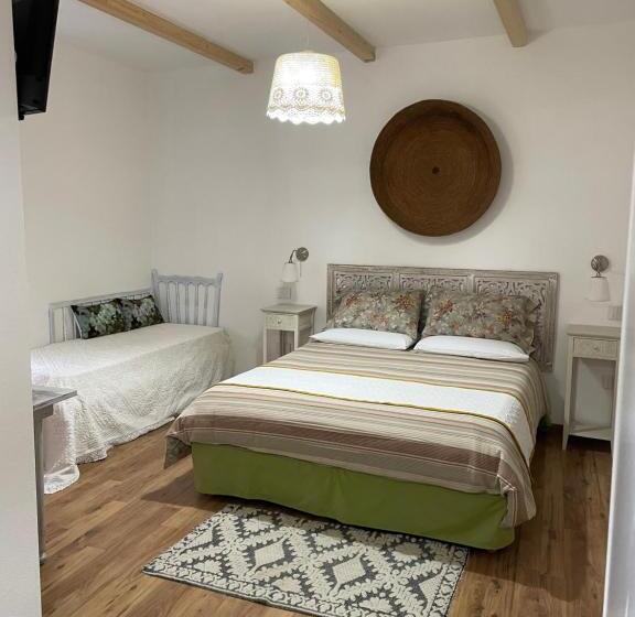 חדר סטנדרט לשלושה, Torremana