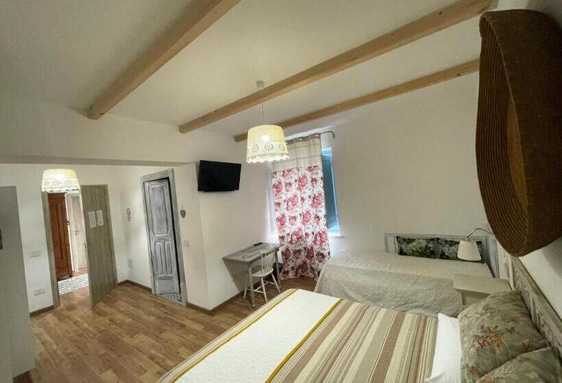 חדר סטנדרט לשלושה, Torremana