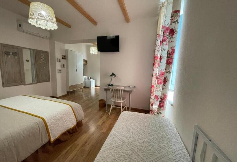 חדר סטנדרט לשלושה, Torremana