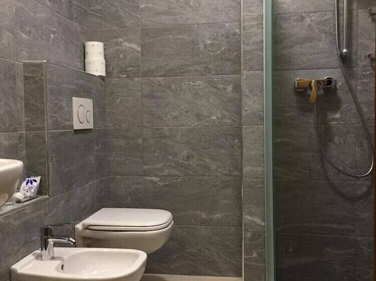 غرفة قياسية مزوَّدة بشُرفة, Ginepro