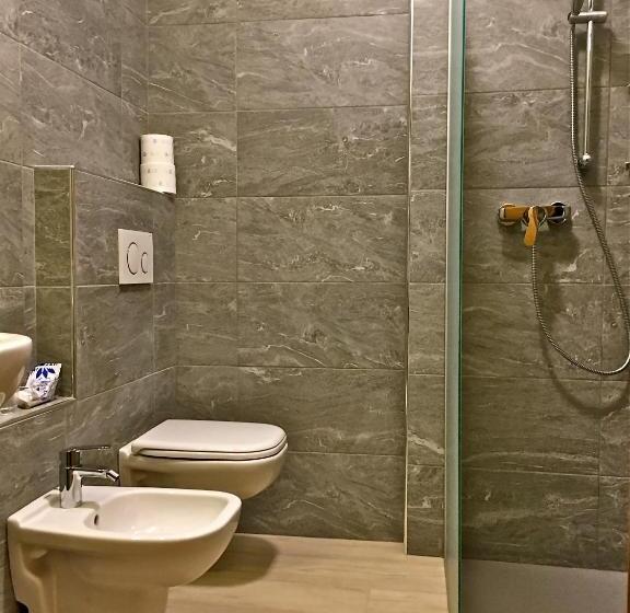 غرفة قياسية مزوَّدة بشُرفة, Ginepro