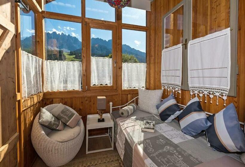 جناح جونيور مطل على الجبل, Zenana Boutique