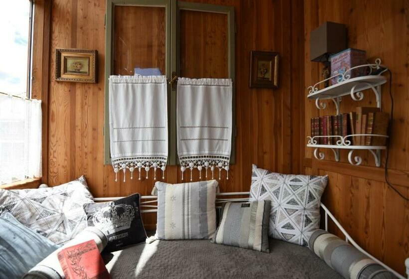 جناح جونيور مطل على الجبل, Zenana Boutique