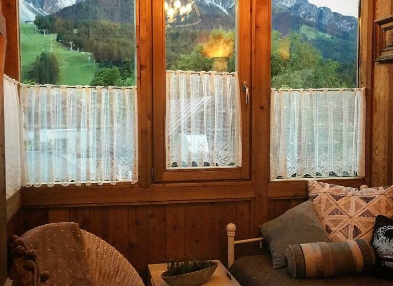 جناح جونيور مطل على الجبل, Zenana Boutique