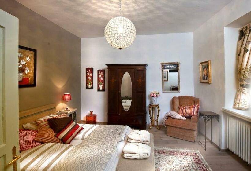 جناح جونيور مطل على الجبل, Zenana Boutique