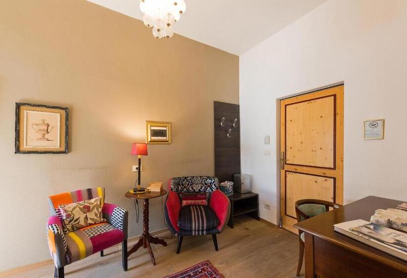 جناح جونيور مطل على الجبل, Zenana Boutique