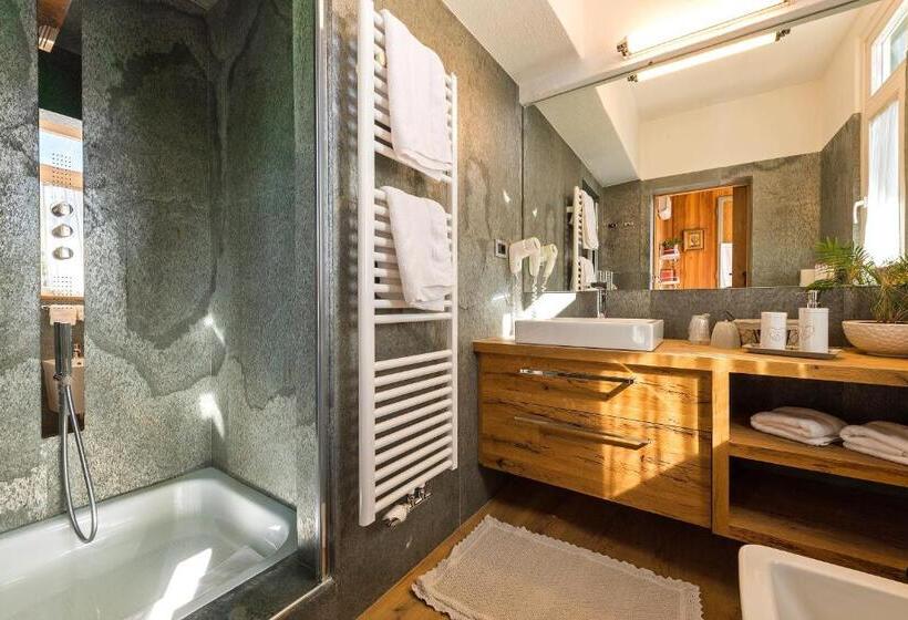 جناح جونيور مطل على الجبل, Zenana Boutique