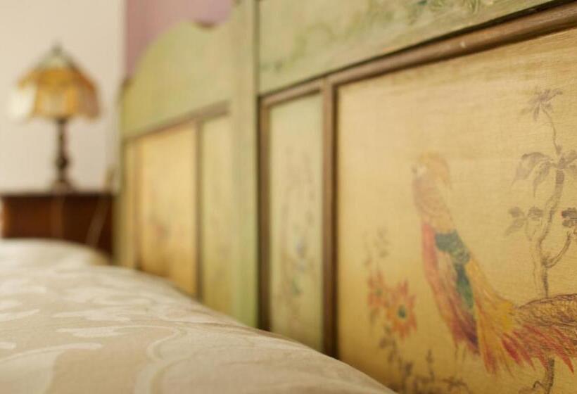 جناح مزوَّد بشرفة, Zenana Boutique