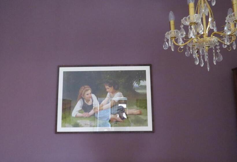 جناح مزوَّد بشرفة, Zenana Boutique