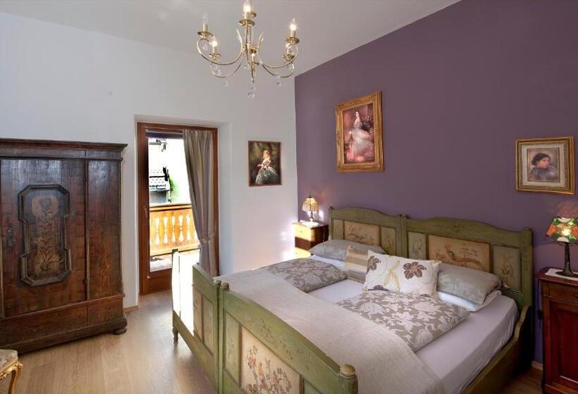 جناح مزوَّد بشرفة, Zenana Boutique