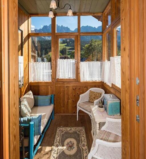 جناح مزوَّد بشرفة, Zenana Boutique