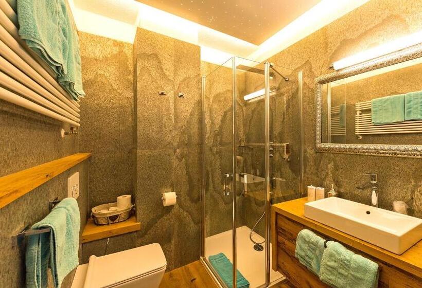 غرفة قياسية ثلاثية مزودة بتراس, Zenana Boutique