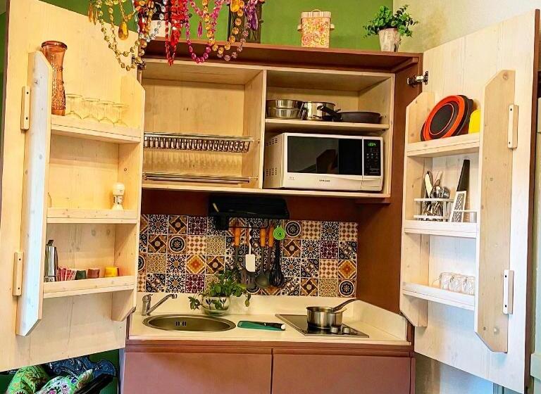 شقة غرفة واحدة, Zenana Boutique