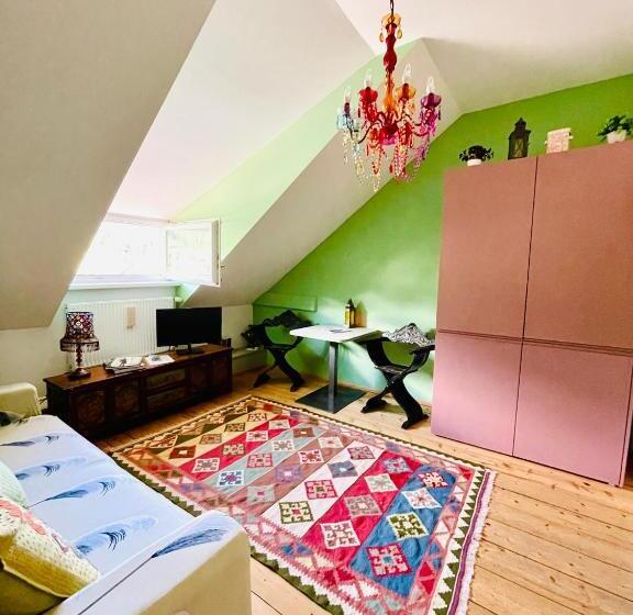 شقة غرفة واحدة, Zenana Boutique