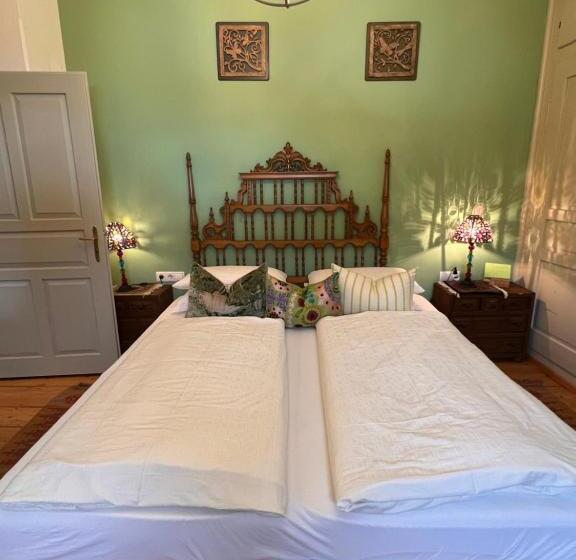 شقة غرفة واحدة, Zenana Boutique