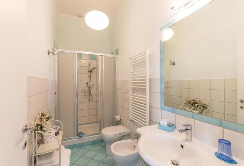 اتاق لوکس با چشم‌انداز دریا, B&b Livia