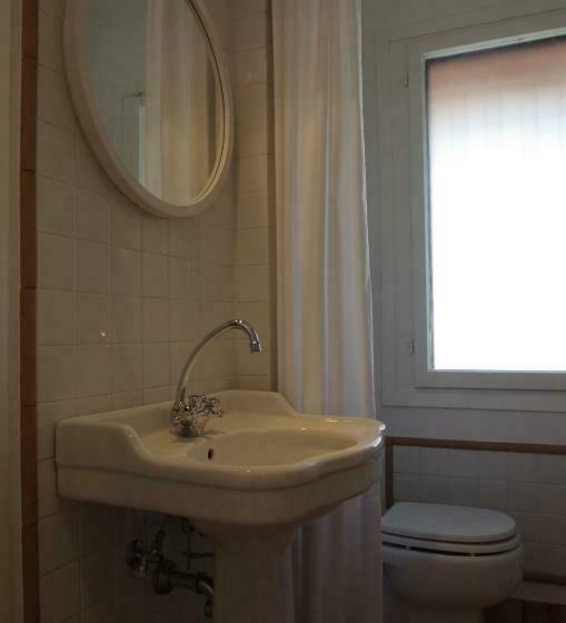 套房, La Locandina