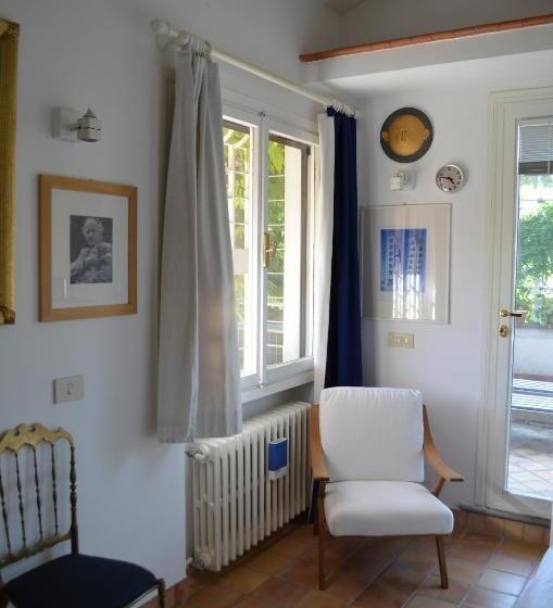 套房, La Locandina