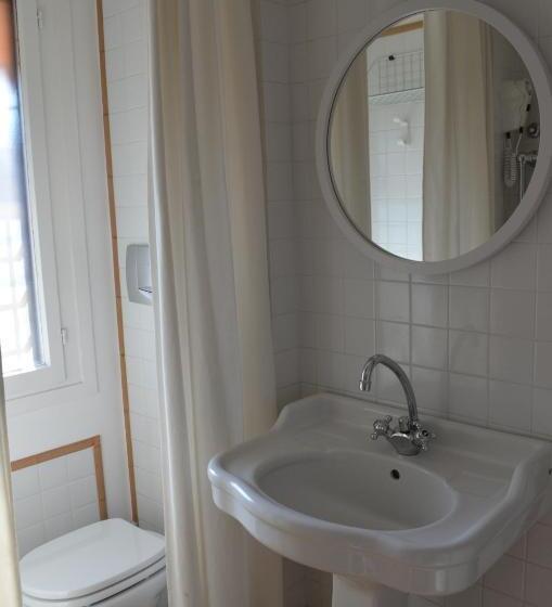 套房, La Locandina