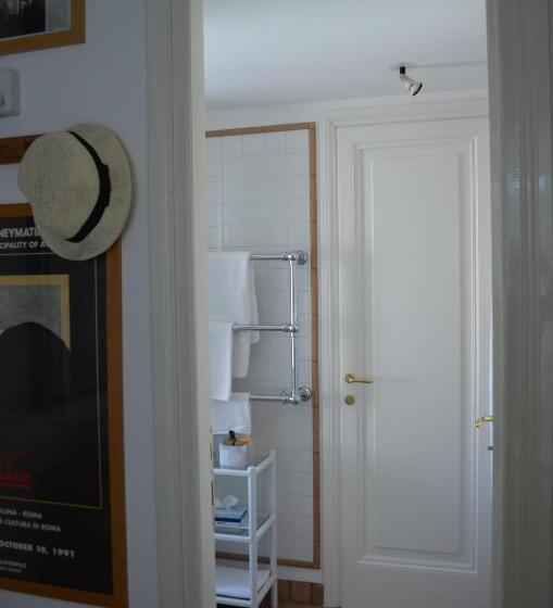 套房, La Locandina