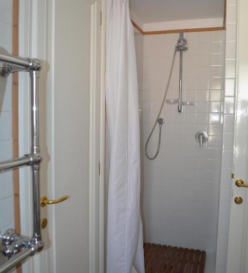 套房, La Locandina