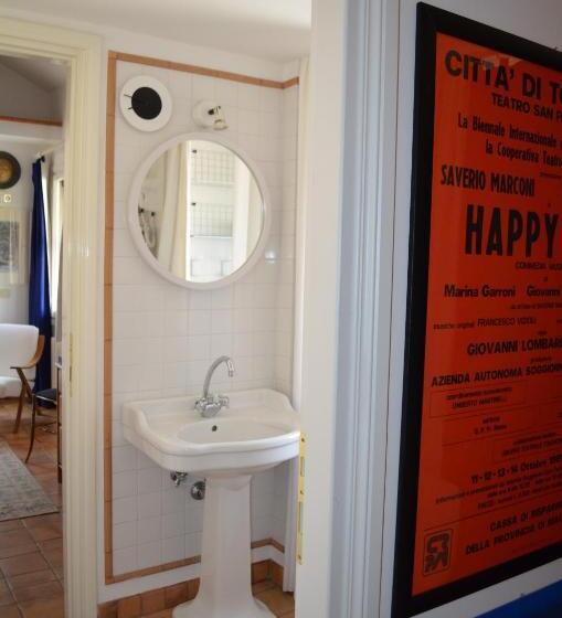 套房, La Locandina