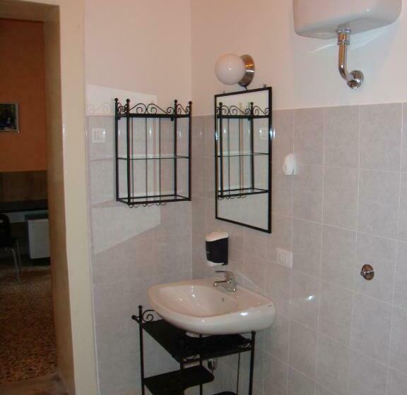 اتاق استاندارد, La Maison Des Livres