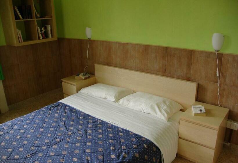 اتاق استاندارد, La Maison Des Livres