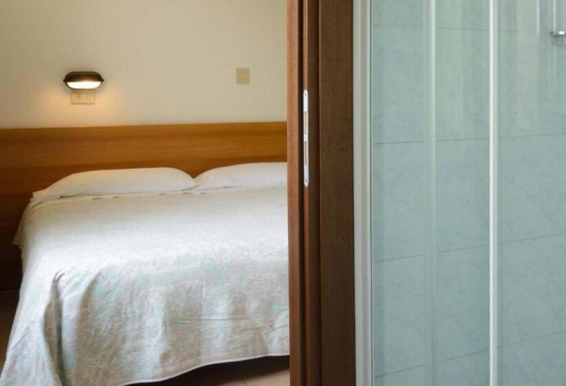 Quarto Estandar, Acacia