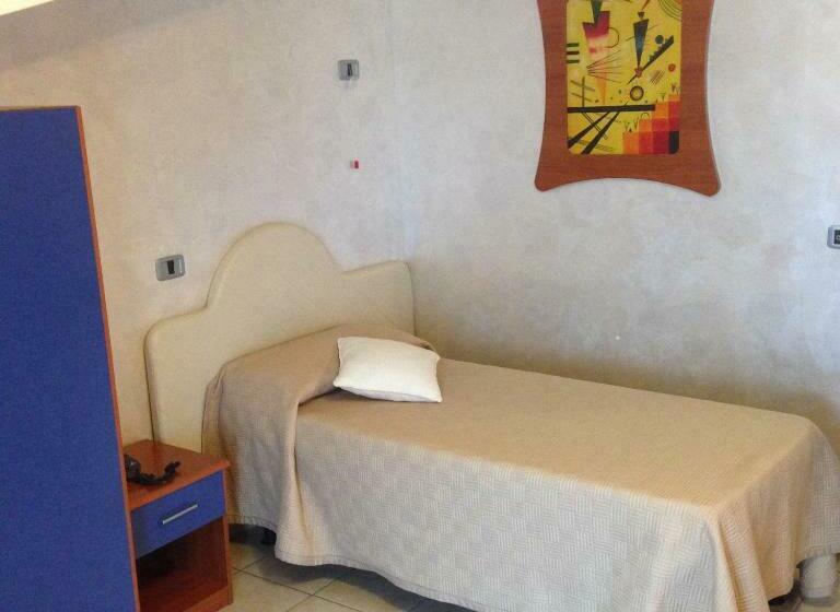 标准单人间, Tea Palace