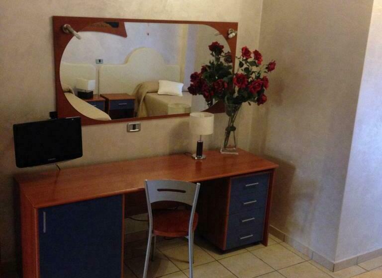 标准三人间, Tea Palace