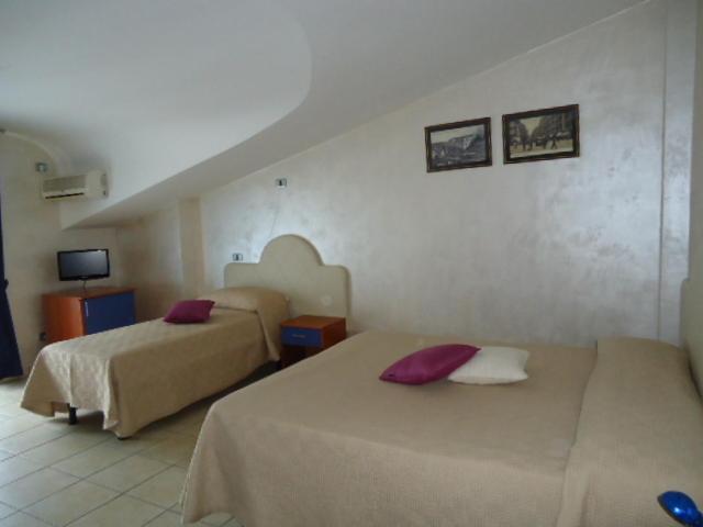 标准三人间, Tea Palace