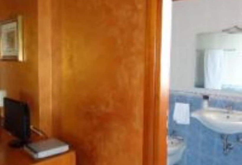 标准三人间, Tea Palace