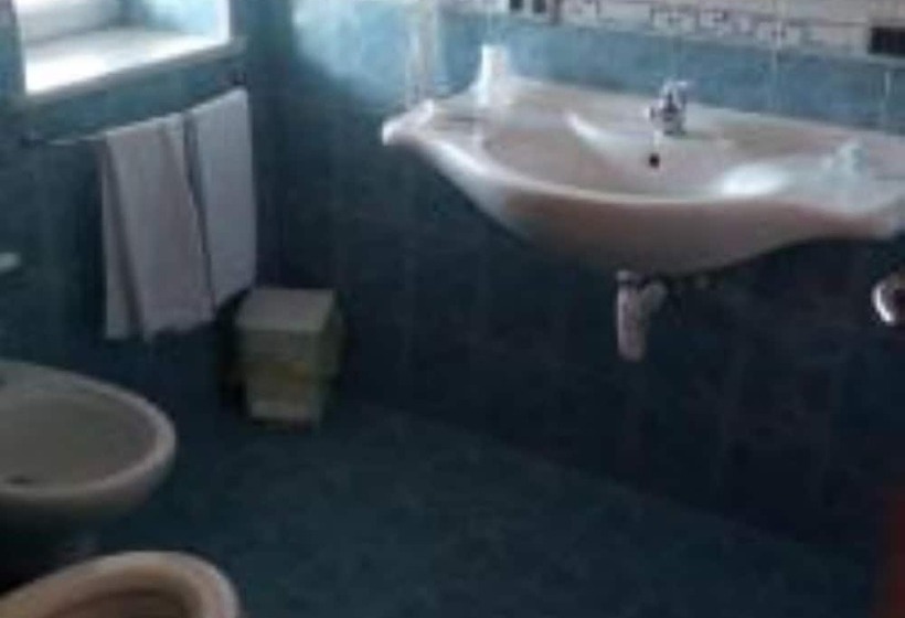 标准三人间, Tea Palace