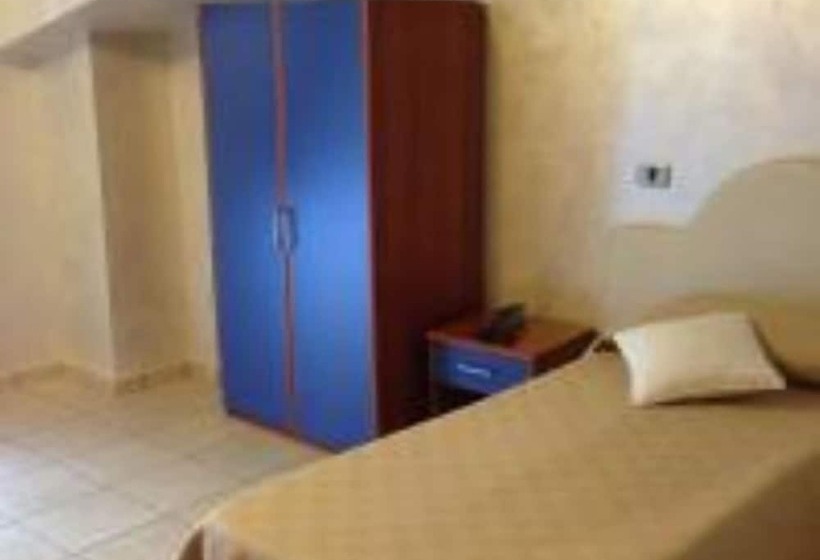 四人标准间, Tea Palace