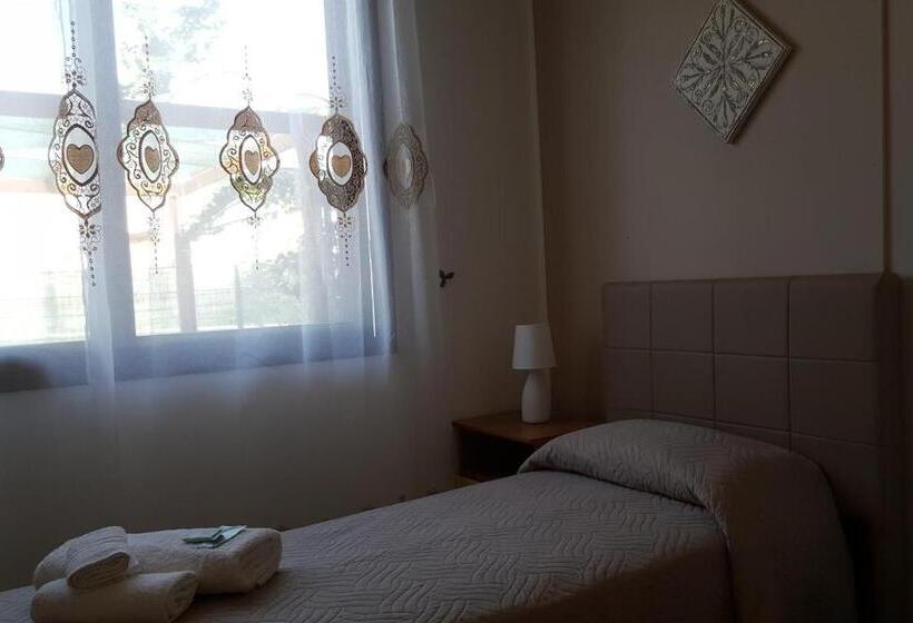 スタンダードトリプルルーム, Demetra Malophoros