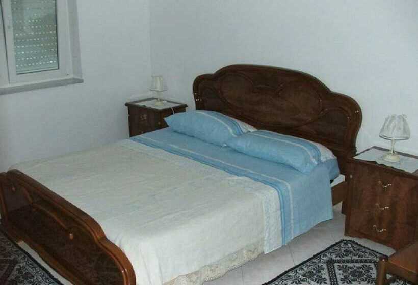 غرفة قياسية حمام مشترك, Pietro & Graziella