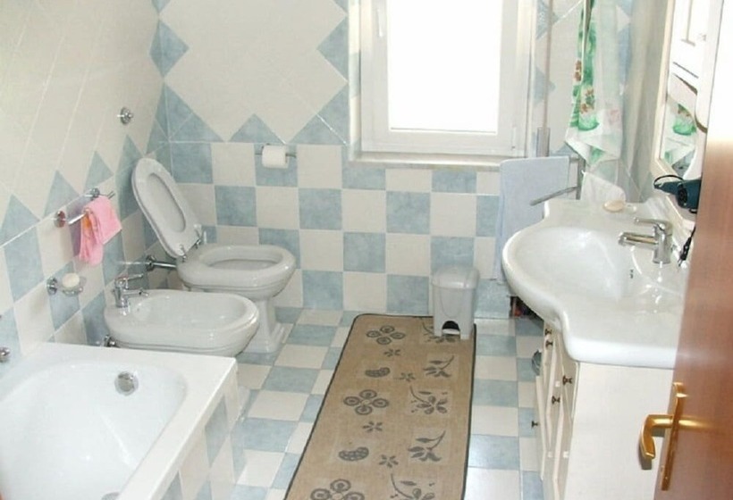 غرفة قياسية حمام مشترك, Pietro & Graziella