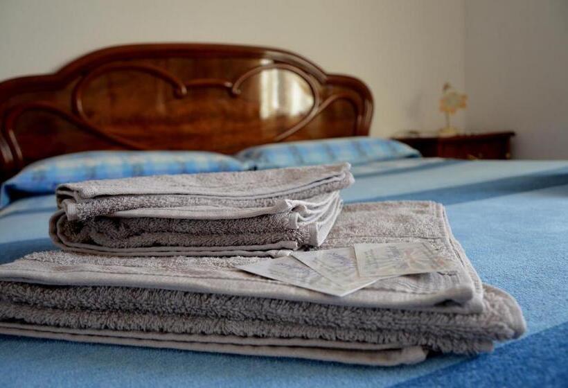 غرفة قياسية حمام مشترك, Pietro & Graziella