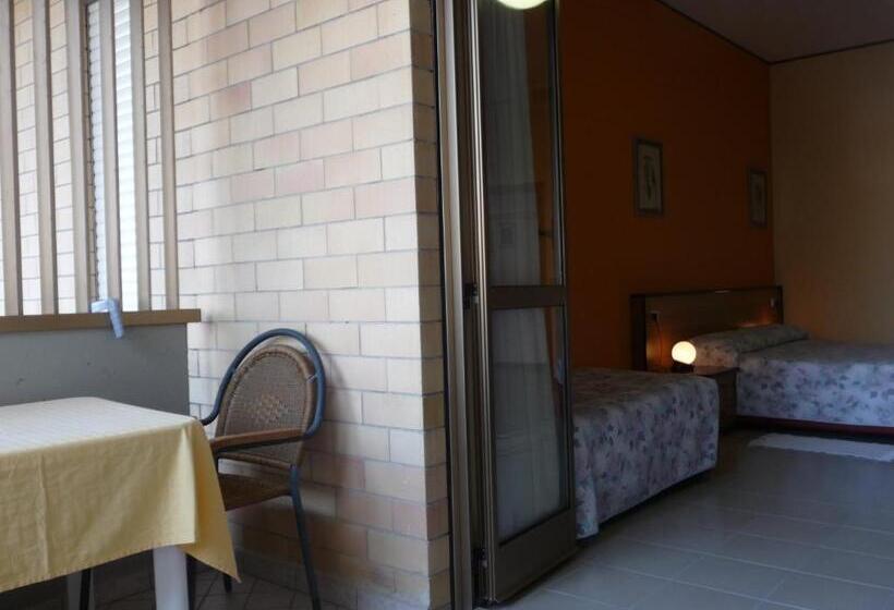 标准三人间, Naxos B&b